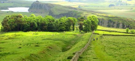 Der Hadrianswall erstreckt sich von Ost nach West über die gesamte Breite Großbritanniens