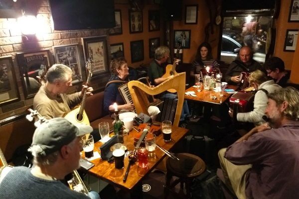 Eine typische Irische Musik Session im Pub in Dingle