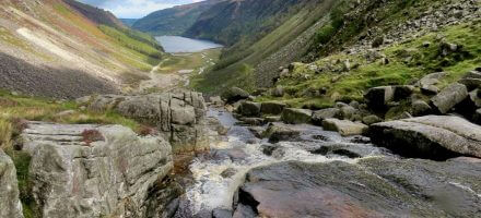 Wicklow Way: Der Glenealo River Wasserfall mit Blick zum Oberen See von Glendalough in den Wicklow Mountains